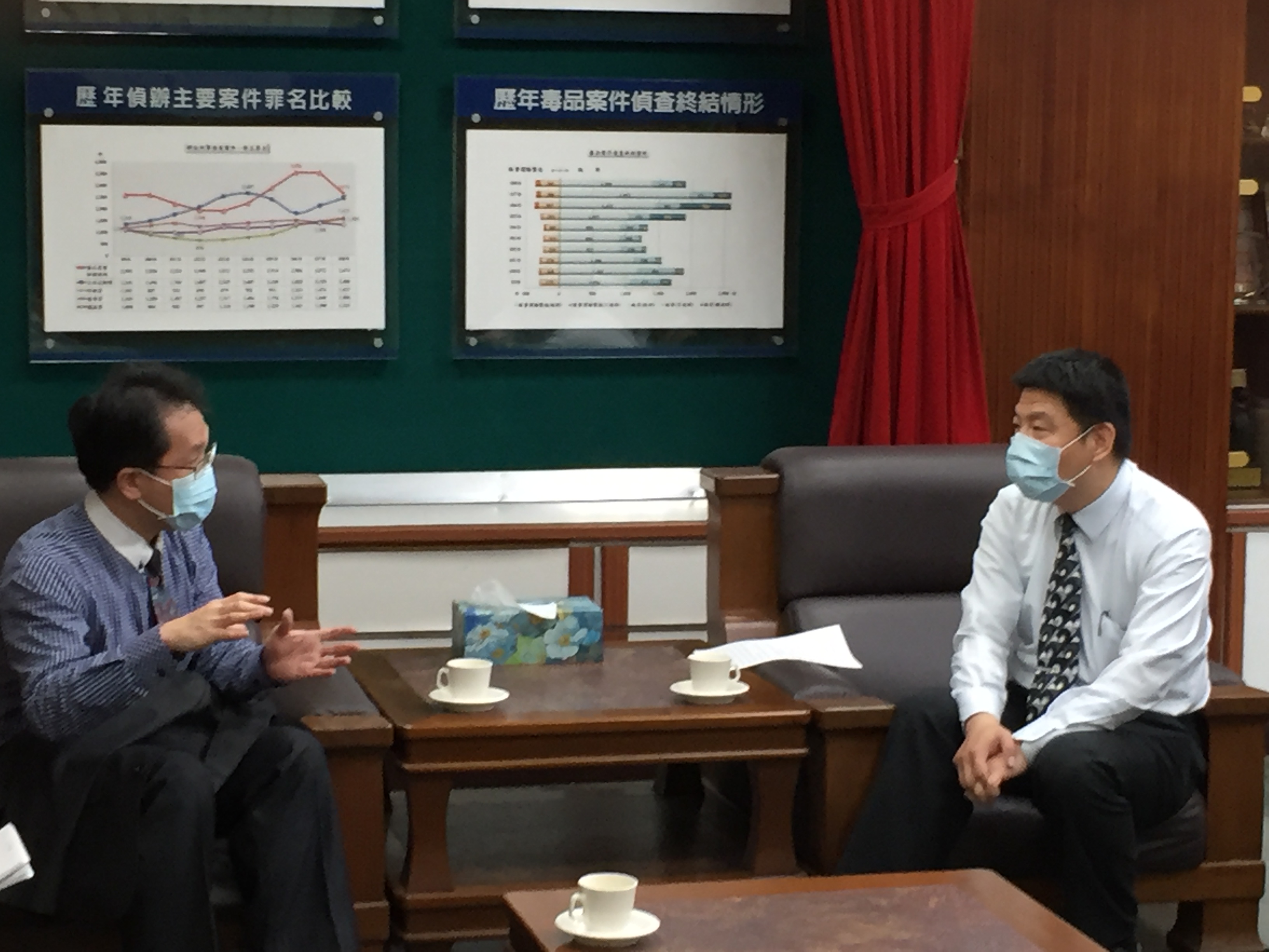 臺大醫院雲林分院精神醫學部於109年5月13日至本署拜會洪檢察長家原，主要針對有關監護宣告個案的承接以及處所、藥酒癮治療等議題進行討論會議相片