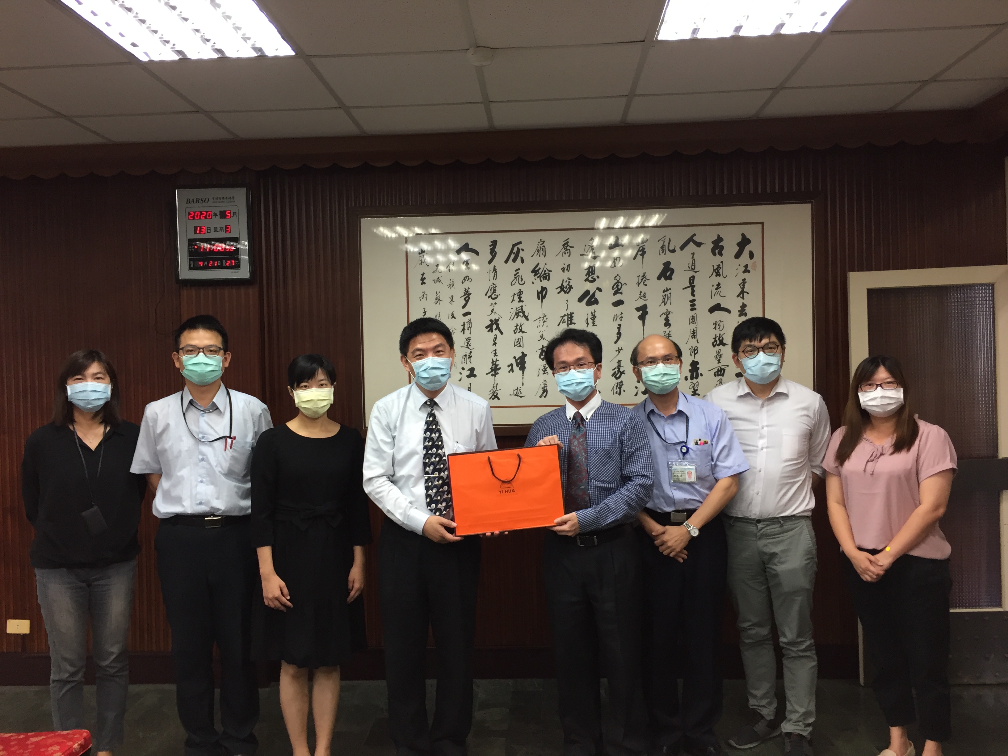 臺大醫院雲林分院精神醫學部於109年5月13日至本署拜會洪檢察長家原，主要針對有關監護宣告個案的承接以及處所、藥酒癮治療等議題進行討論會議相片