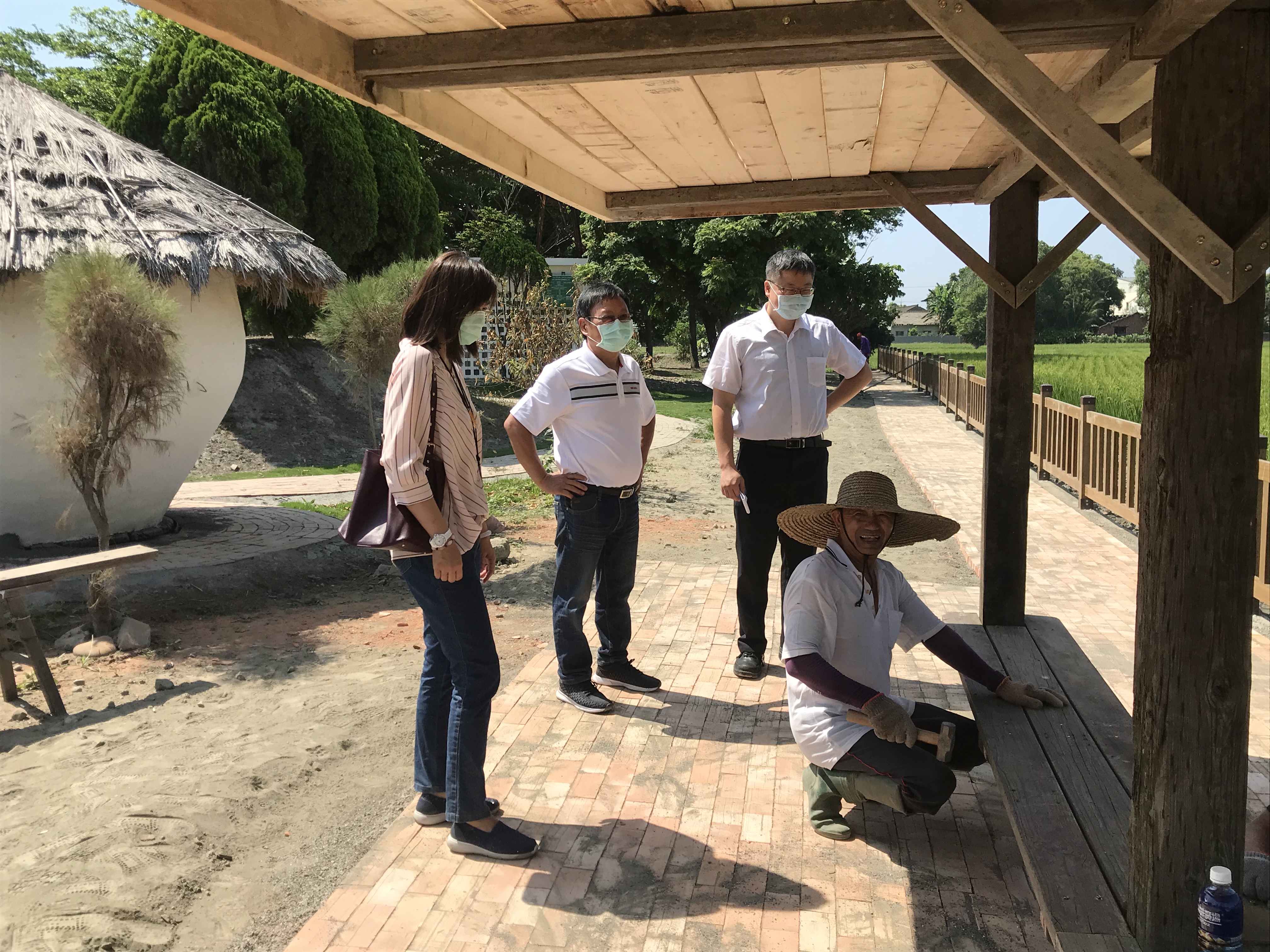 雲林地檢署執行檢察官李濂日前率領主任觀護人歐惠婷、觀護人葉怡汝等人一同前往二崙鄉湳仔社區發展協會，視察社會勞動人於勞動機構執行現況