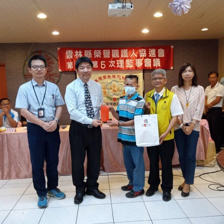 檢察長與協進會理事長頒慰問金.慰問品