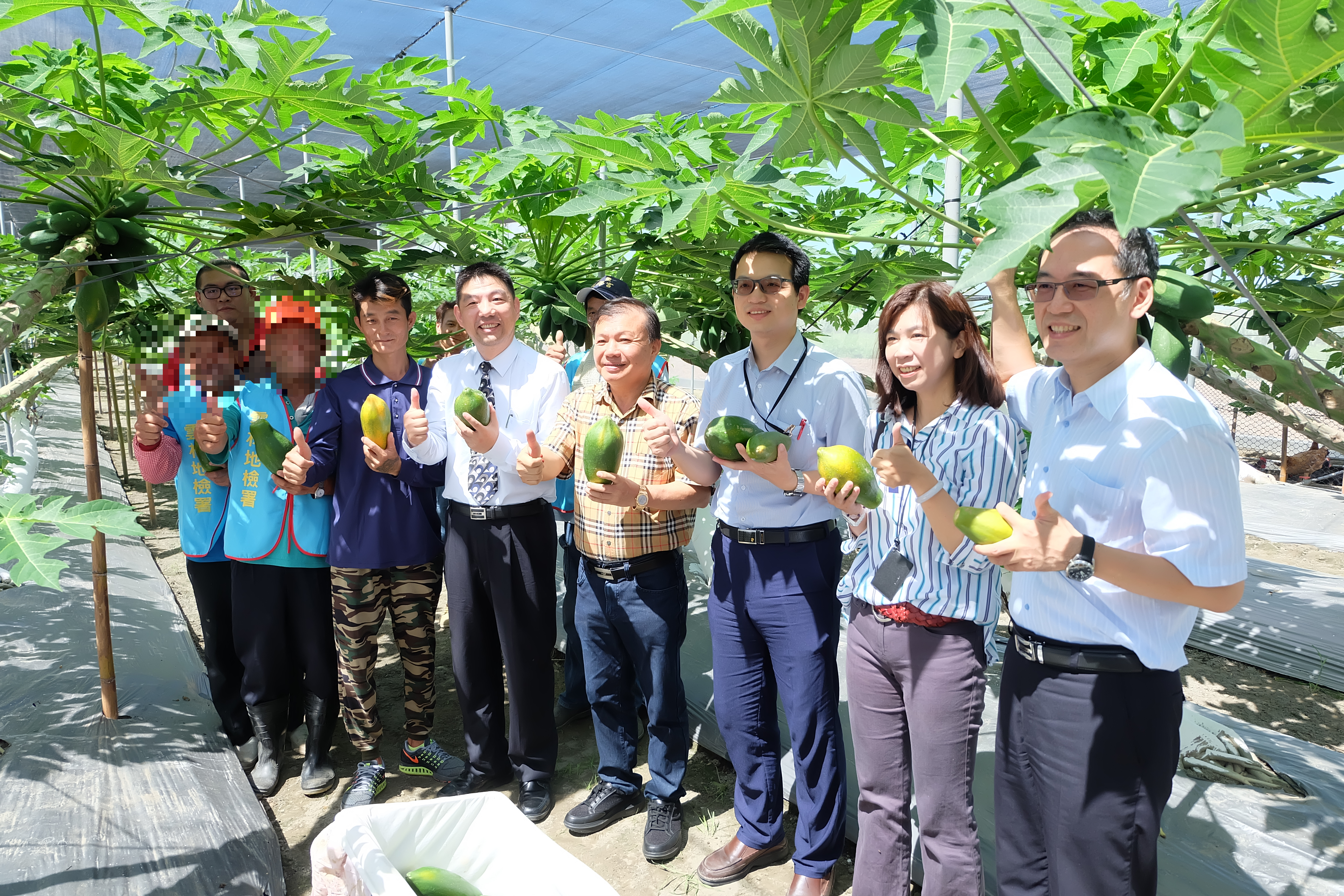 臺灣雲林地方檢察署檢察長洪家原、臺灣更生保護會雲林分會主任委員涂金助在地檢署主任檢察官江金星及地檢與分會同仁陪同下，於今(109)年6月17日端午節前夕，一同下鄉關懷更生人阿傑經營之「開心農場」，瞭解創業貸款事業主疫期紓困及營運情形，並給予關懷、鼓勵之意。