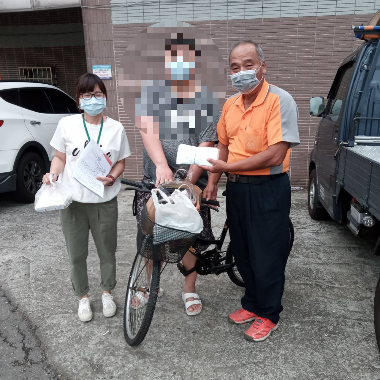 雲林地檢署觀護人室結合雲林縣榮譽觀護人協進會於109年5月12日,主動關懷獨居失依,生活陷入困境又無交通工具之受保護管束人-阿志,讓個案感受到地檢署及社會之溫暖與支持