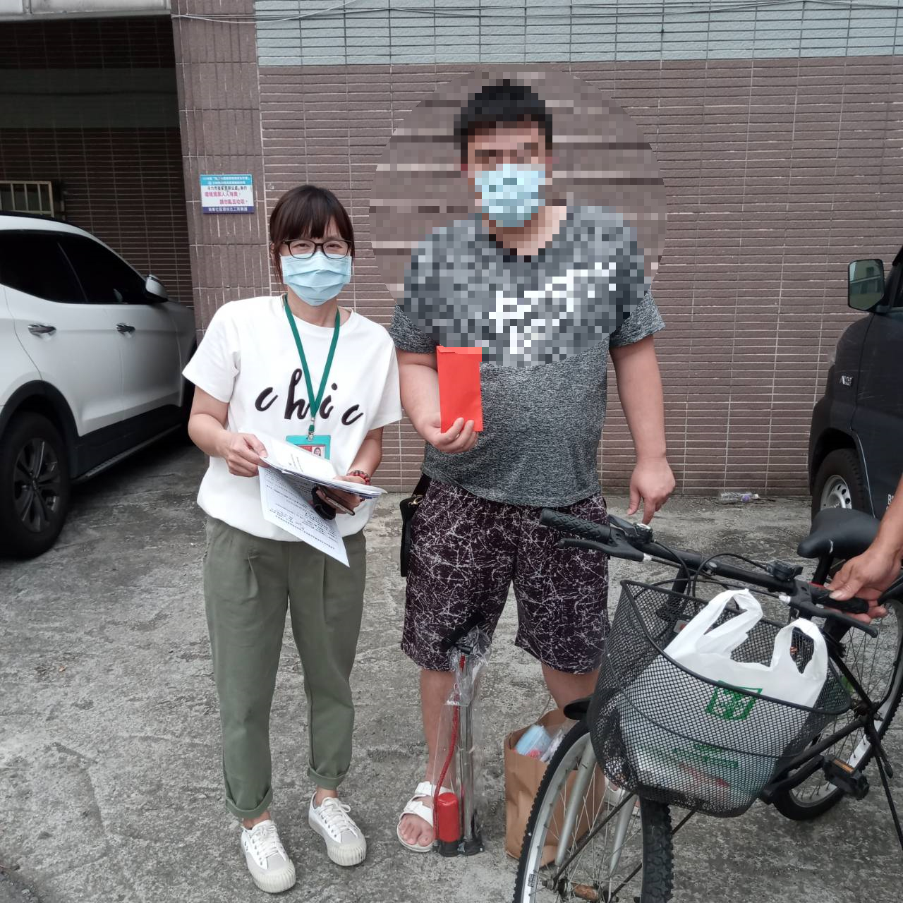 雲林地檢署觀護人室結合雲林縣榮譽觀護人協進會於109年5月12日，主動關懷獨居失依，生活陷入困境又無交通工具之受保護管束人-阿志，讓個案感受到地檢署及社會之溫暖與支持