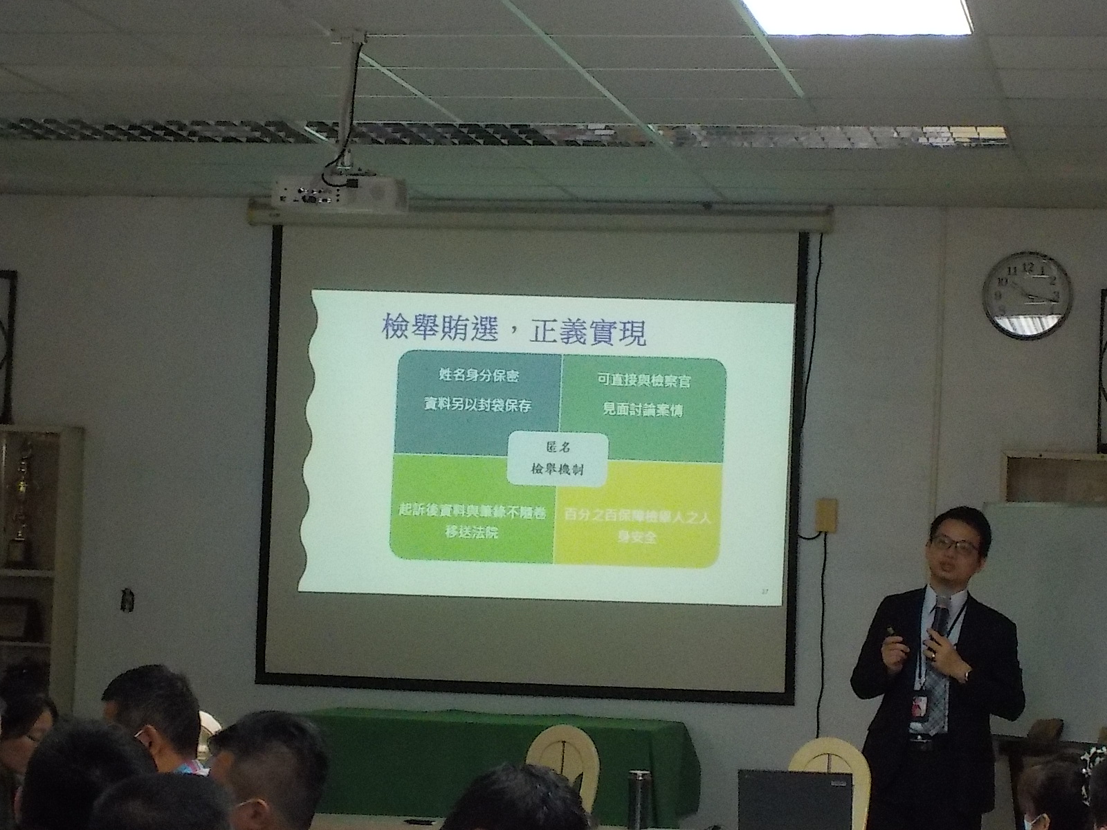 江金星主任檢察官與在場糧政業者進行反賄選宣導