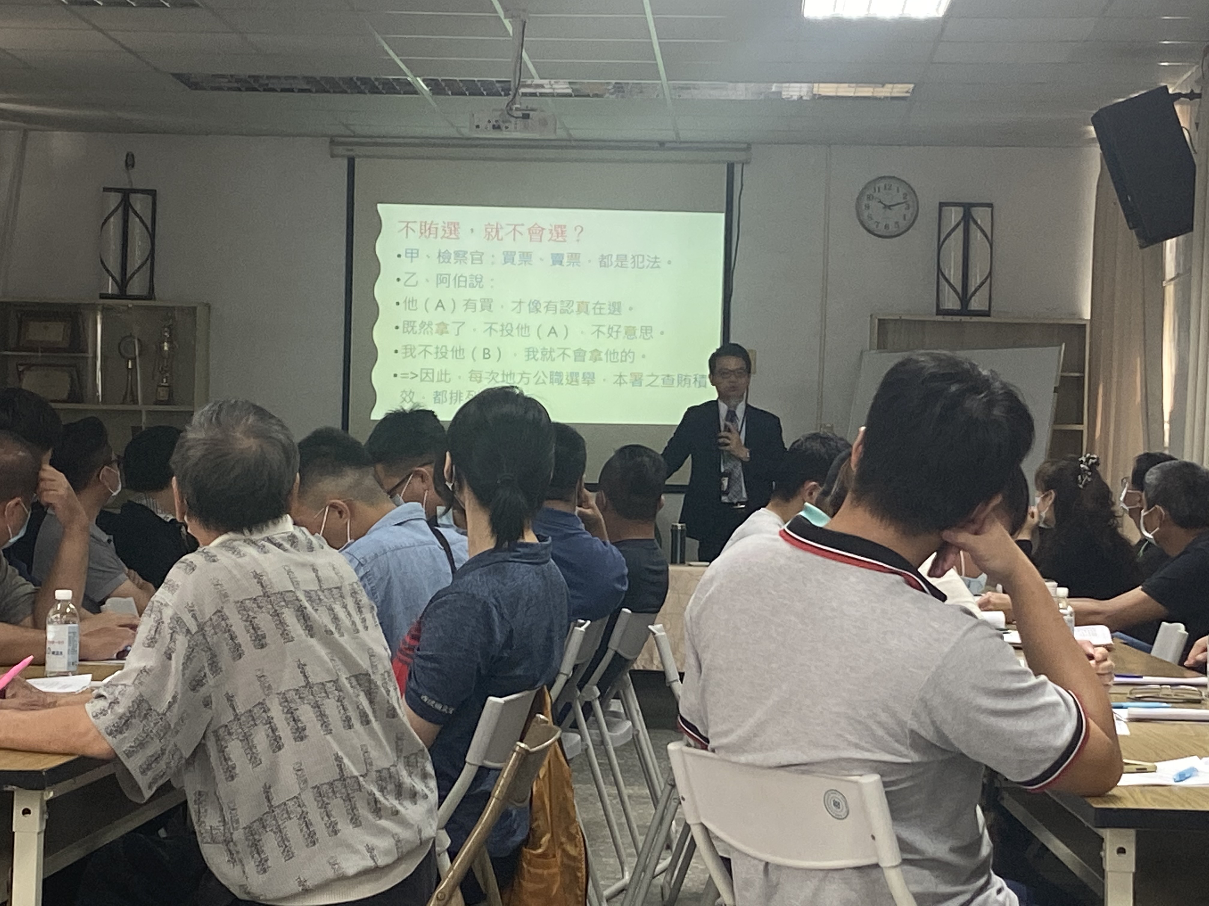 江金星主任檢察官與在場糧政業者進行反賄選宣導