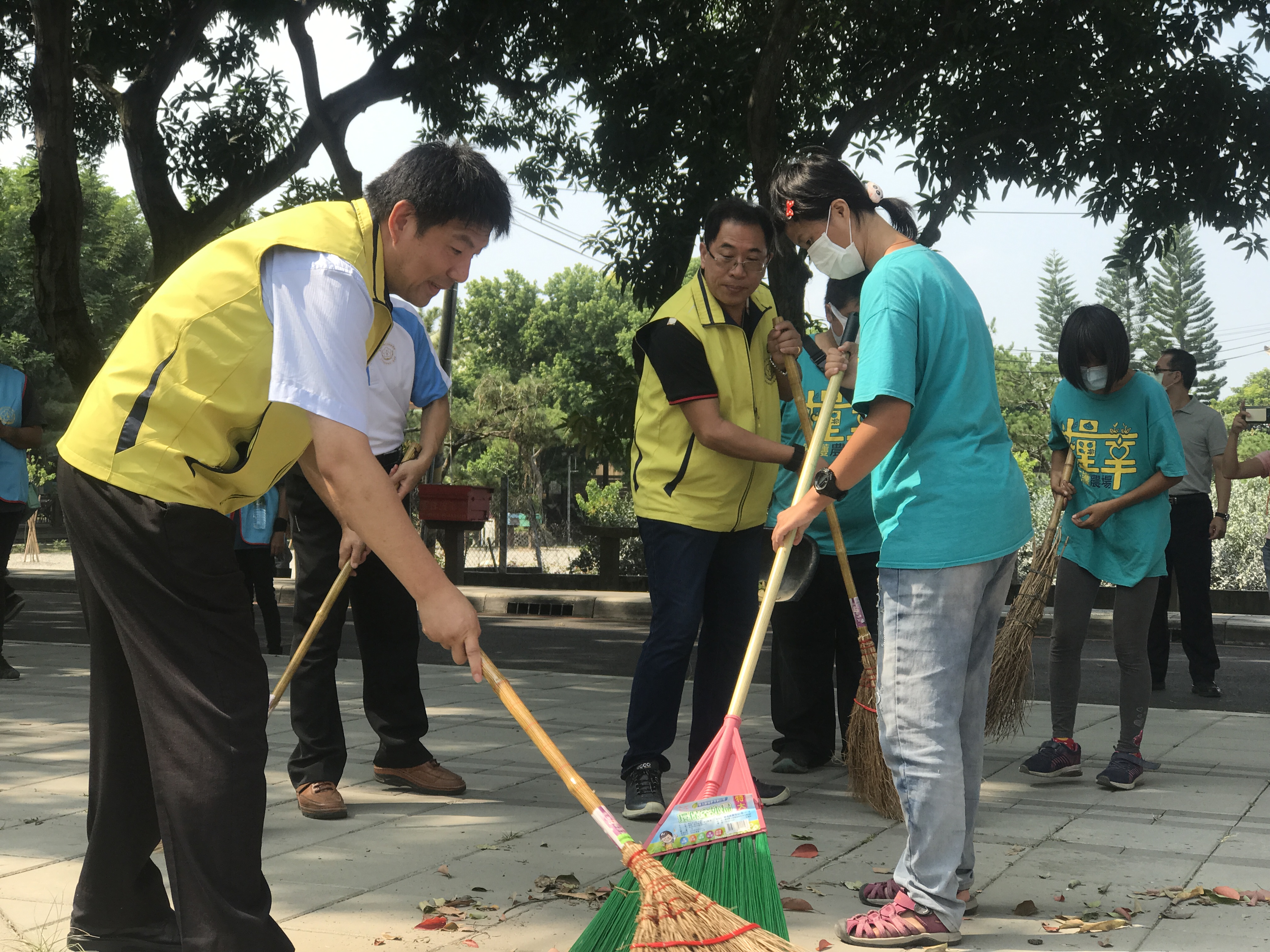 檢察長陪同進行環境清潔照片