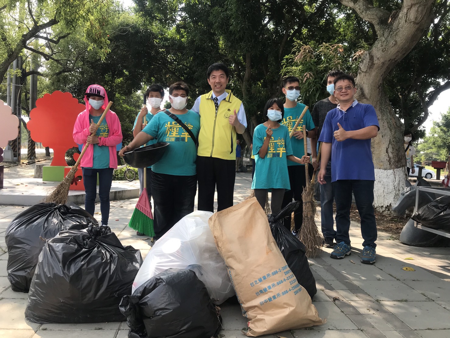 檢察長與糧莘庇護農場小朋友們合照
