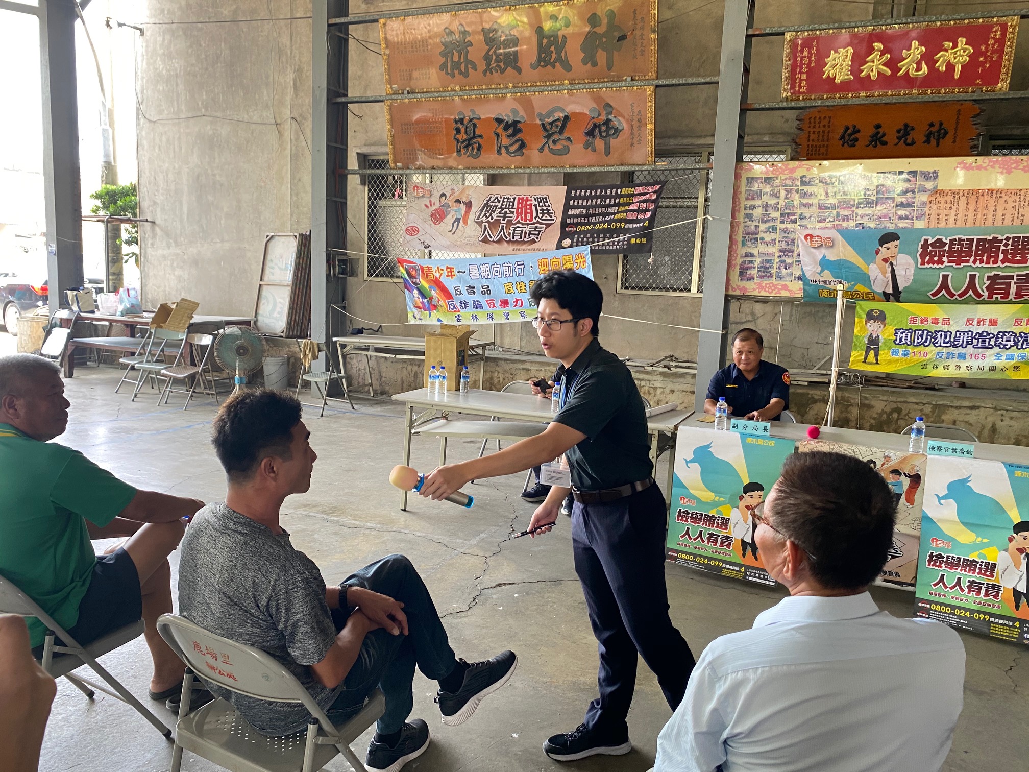 葉喬鈞檢察官與場下民眾進行反賄選互動