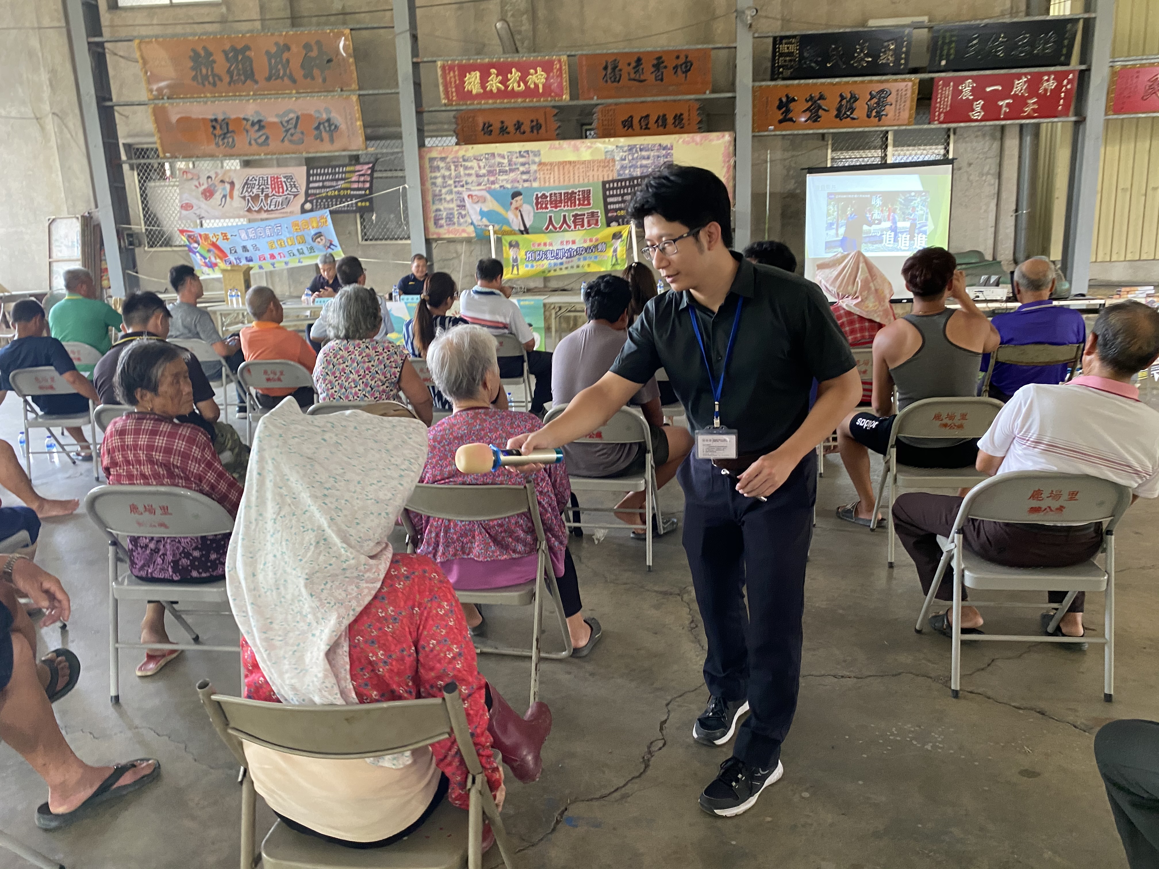 葉喬鈞檢察官與場下民眾進行反賄選互動2