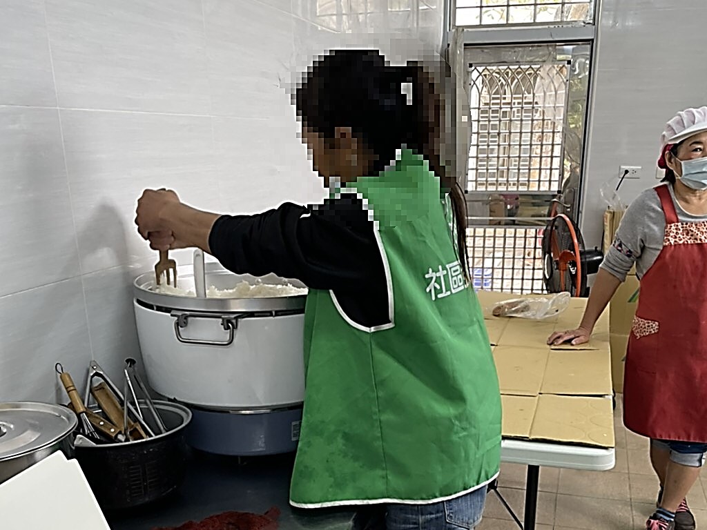 勞動人協助社區長青食堂業務