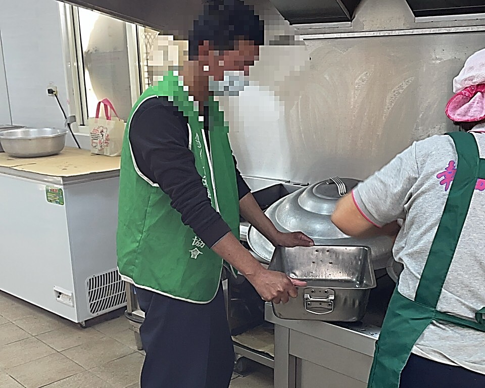 勞動人協助社區長青食堂業務