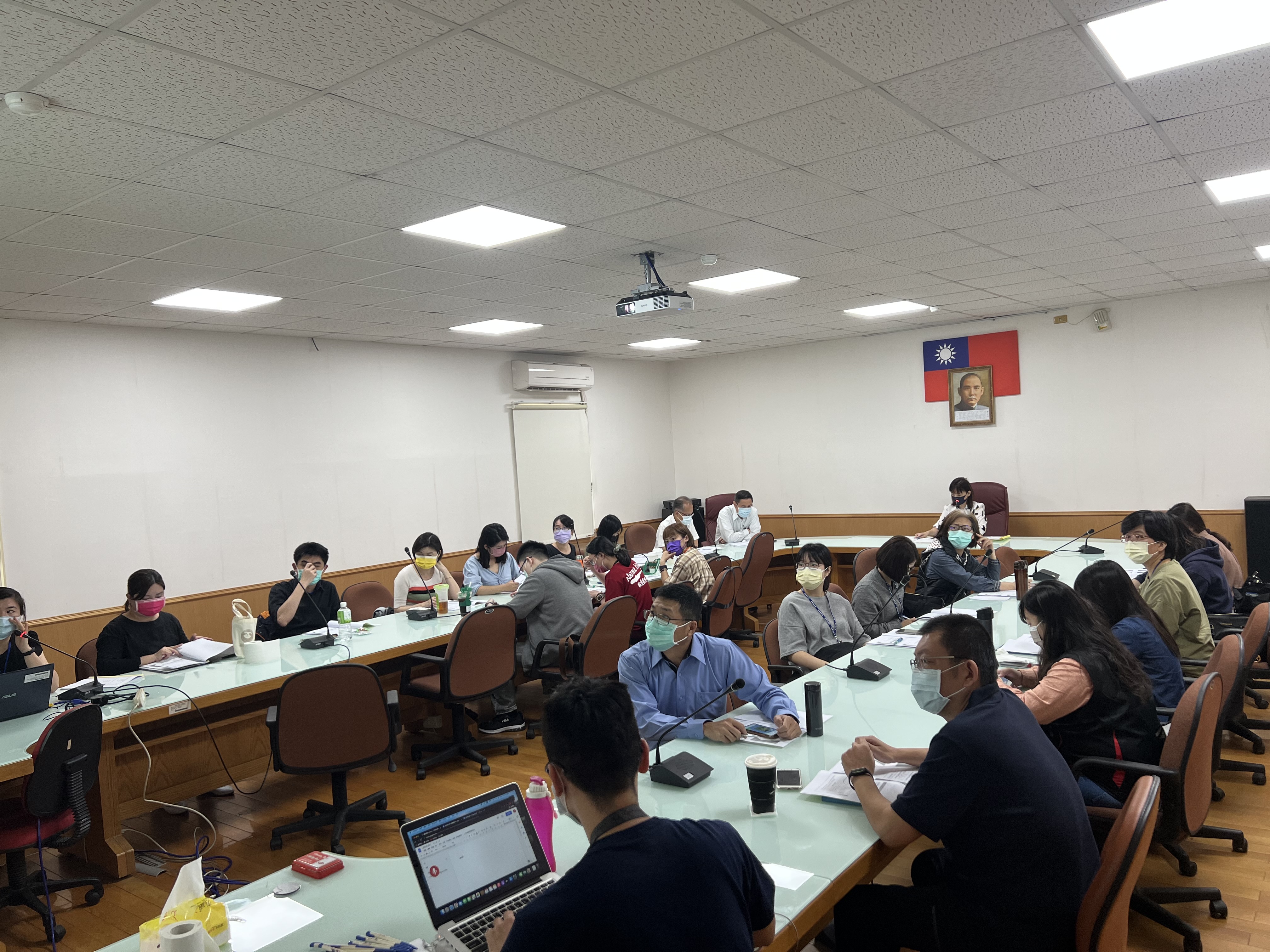 陳主任檢察官淑蓉主持會議，助理員業務報告說明