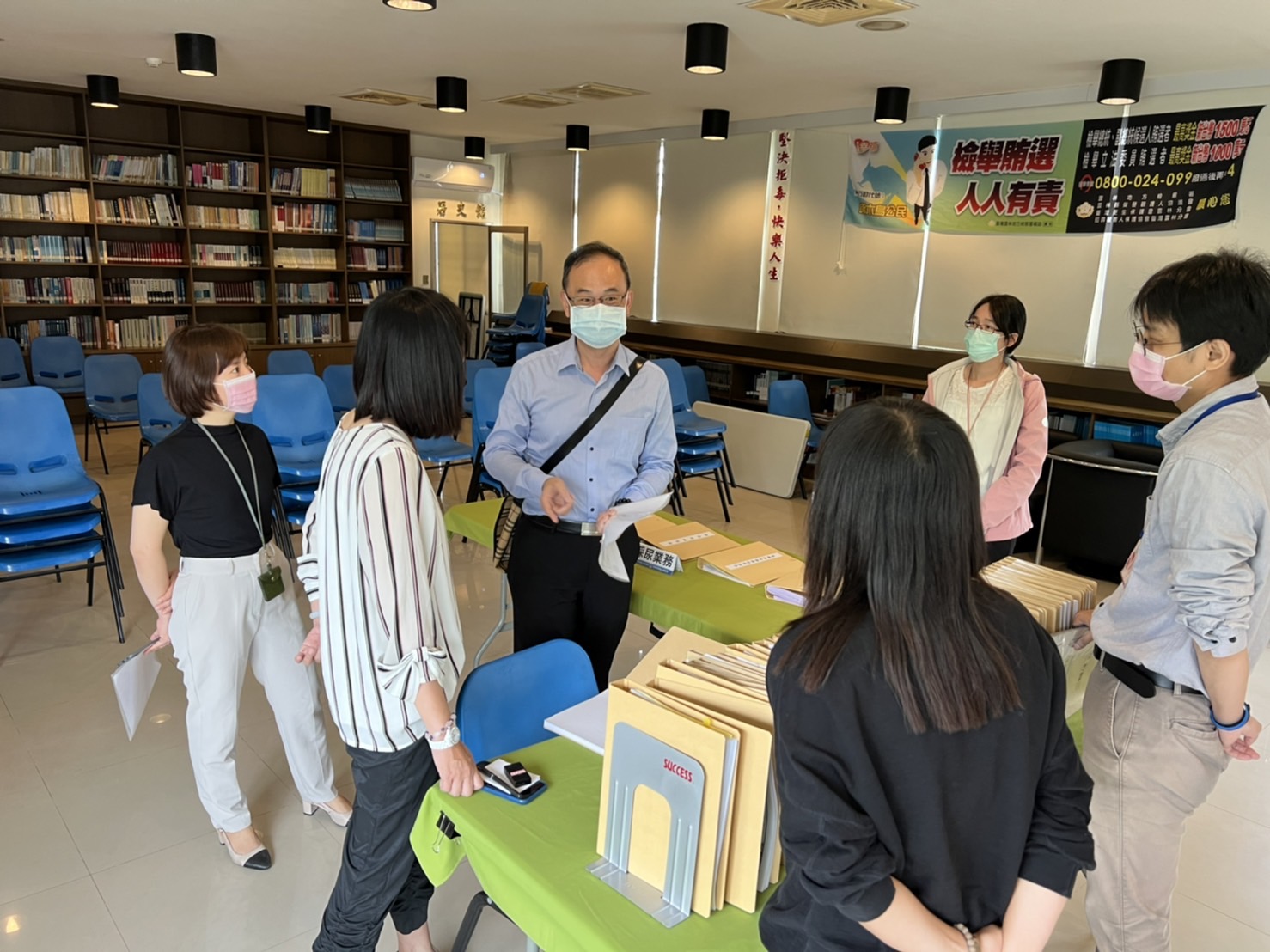 南高分檢陳建弘檢察官視察於本署內檢閱相關行政文書時與承辦業務同仁逐一了解各項業務