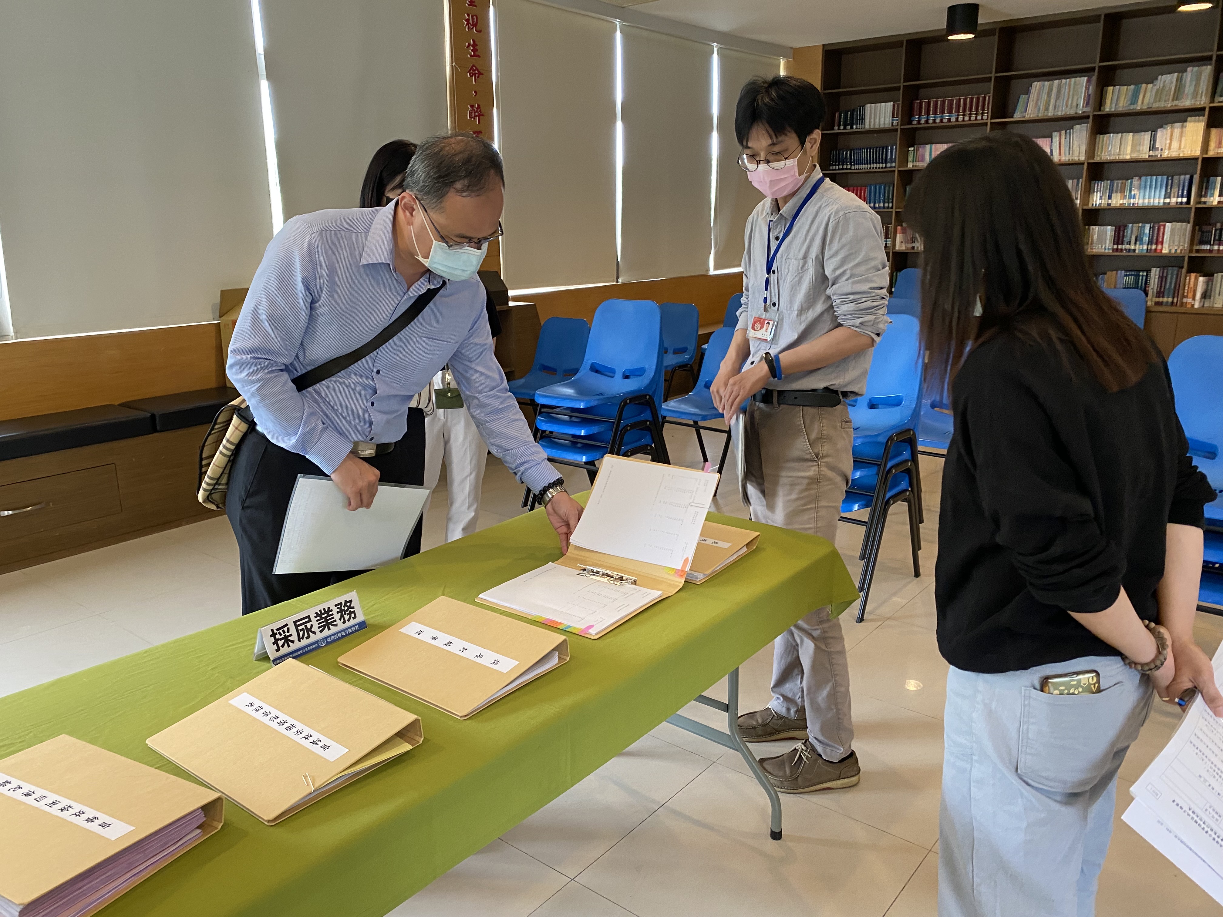 南高分檢陳建弘檢察官視察於本署內檢閱相關行政文書
