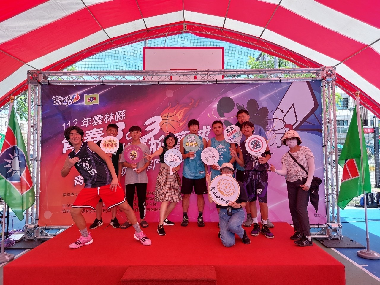 青少年與榮觀合照
