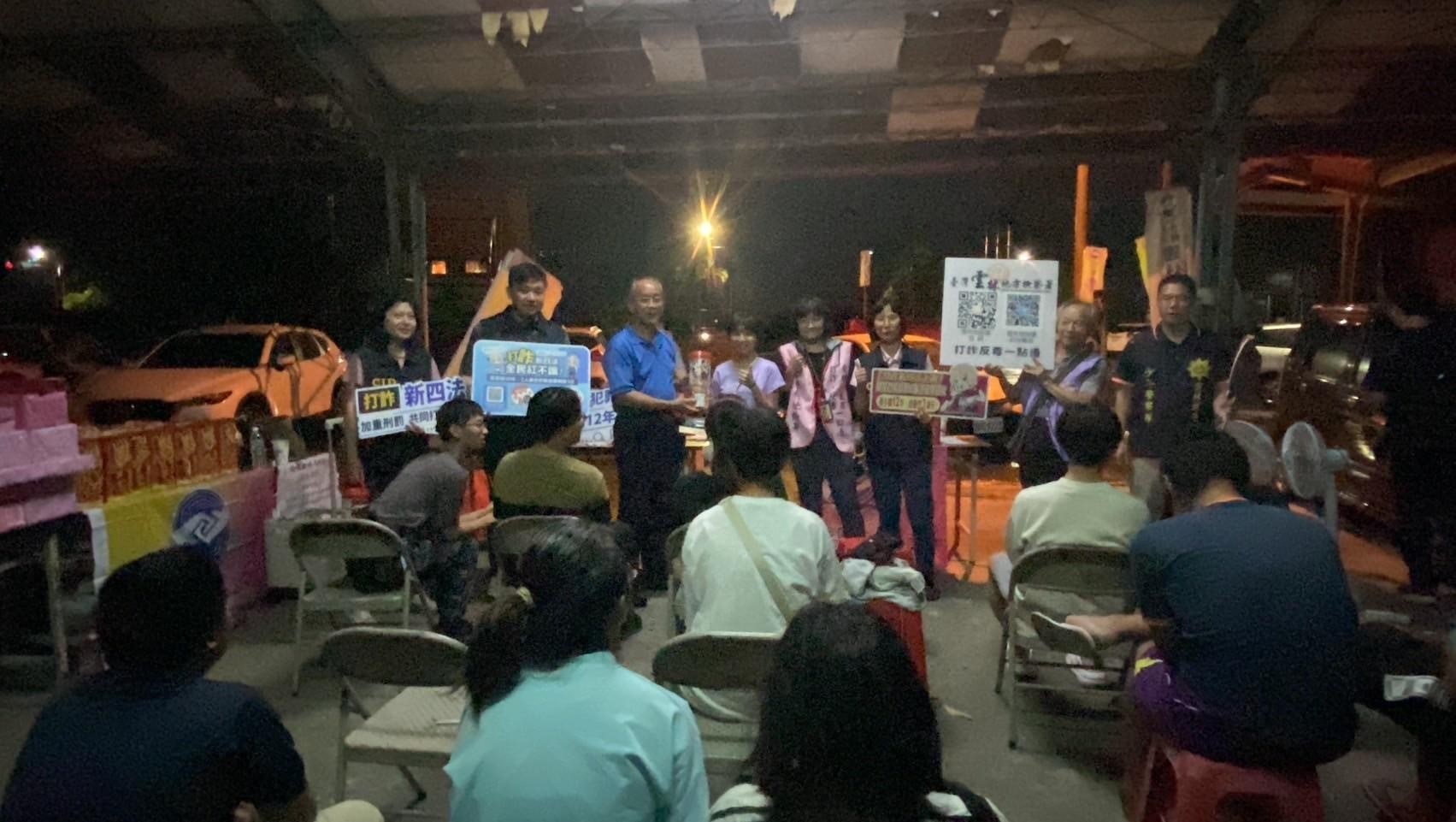 雲林縣警察局陳瑞金副局長贈送打詐新四法爆米花桶給逆境少女