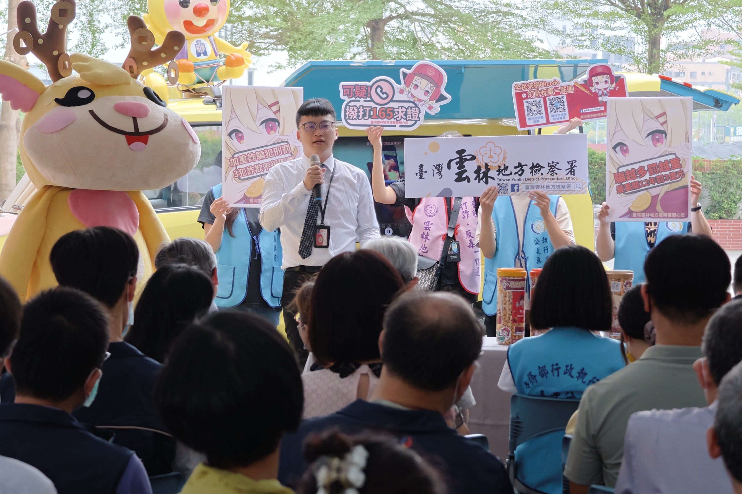 林柏宇檢察官在現場進行「打詐反毒」宣講