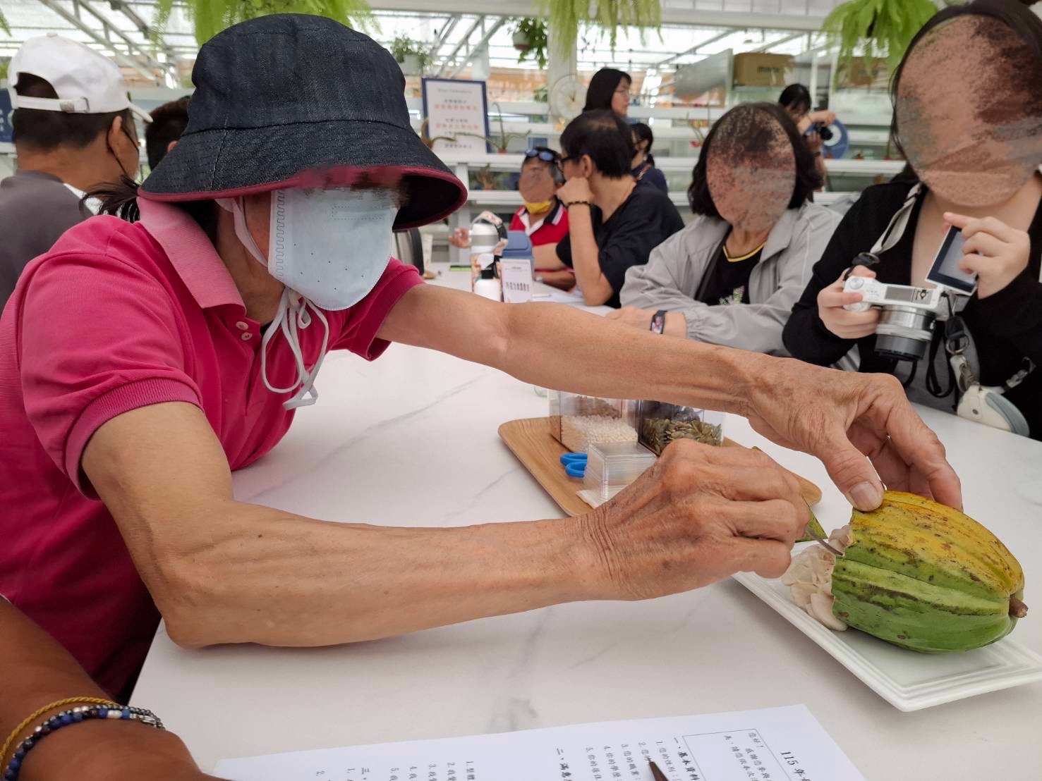 更生人攜同母親參與，透過巧克力手作體驗，傳達對母親及家庭照顧者的感謝與敬意。
