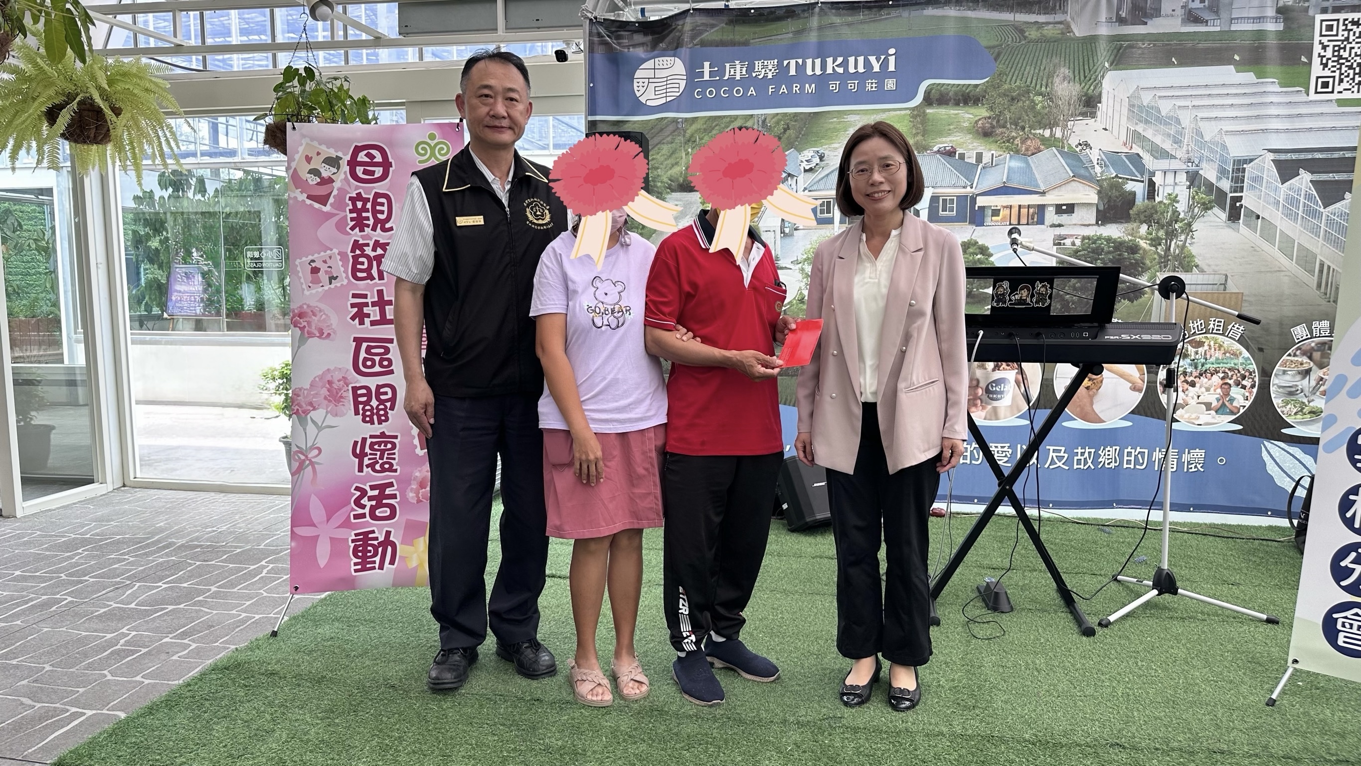 林秀敏檢察長(右一)及雲林縣榮譽觀護人協進會理事長慈復華(左一)現場亦親自致贈慰問金予弱勢家庭，傳遞司法的溫度與關懷。