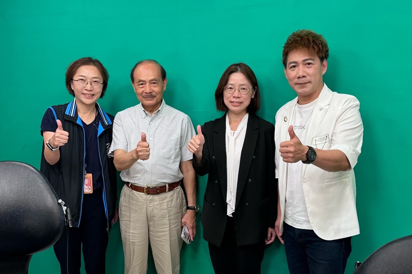 圖為雲林地檢林秀敏檢察長(右 2)、鄭書琴主任觀護人(左1)、信大電視台李克昌董事長(左2)及「齊心反賄‧全民守護」主題直播節目主持人阿典(右 1)合影