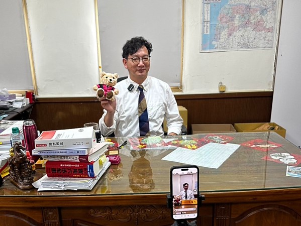 圖為朱啟仁主任檢察官拍攝打詐轟賄選短影音花絮