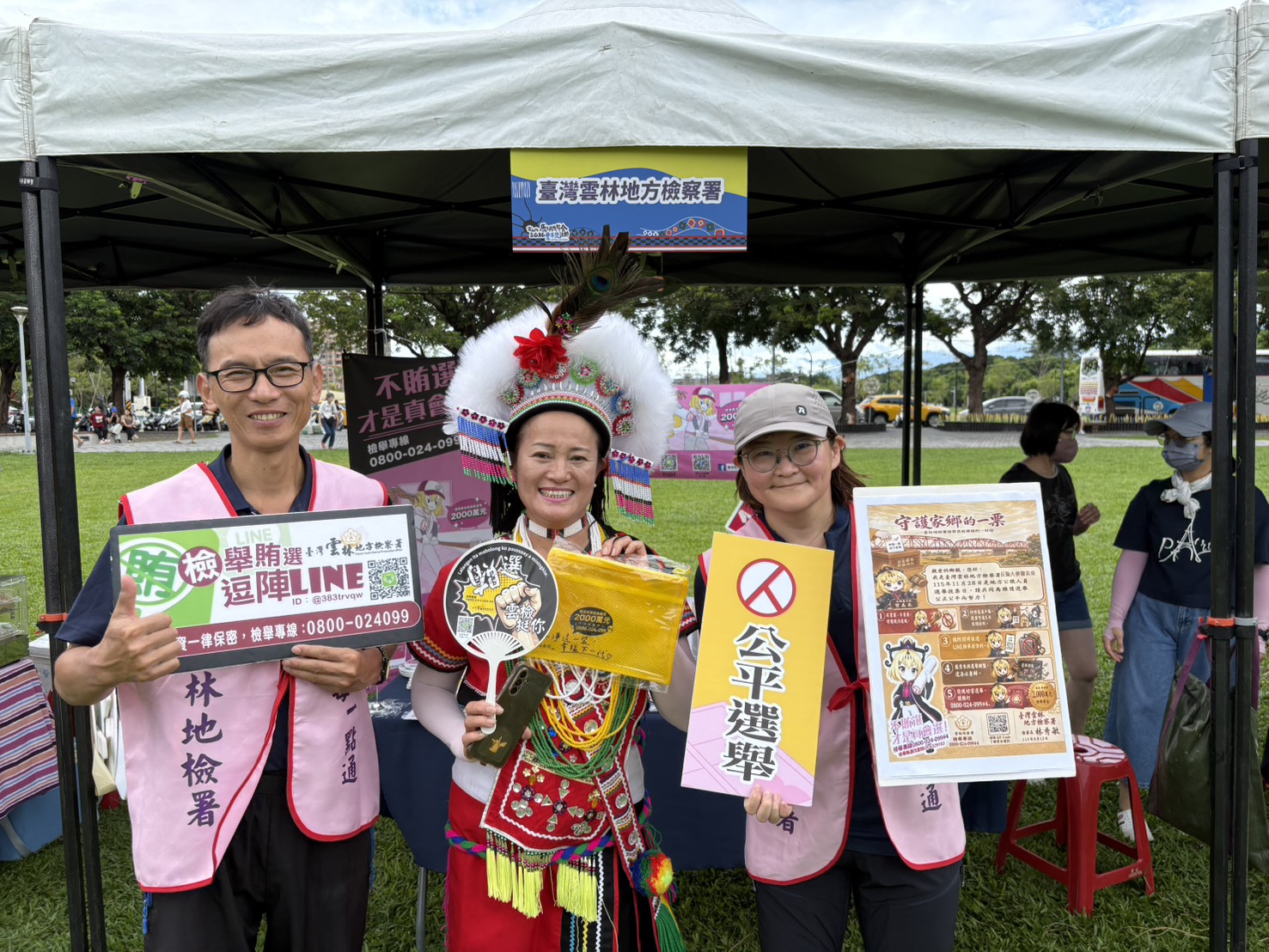 圖為原民鄉親分享「檢察長的一封信」並與雲檢反賄團隊合影