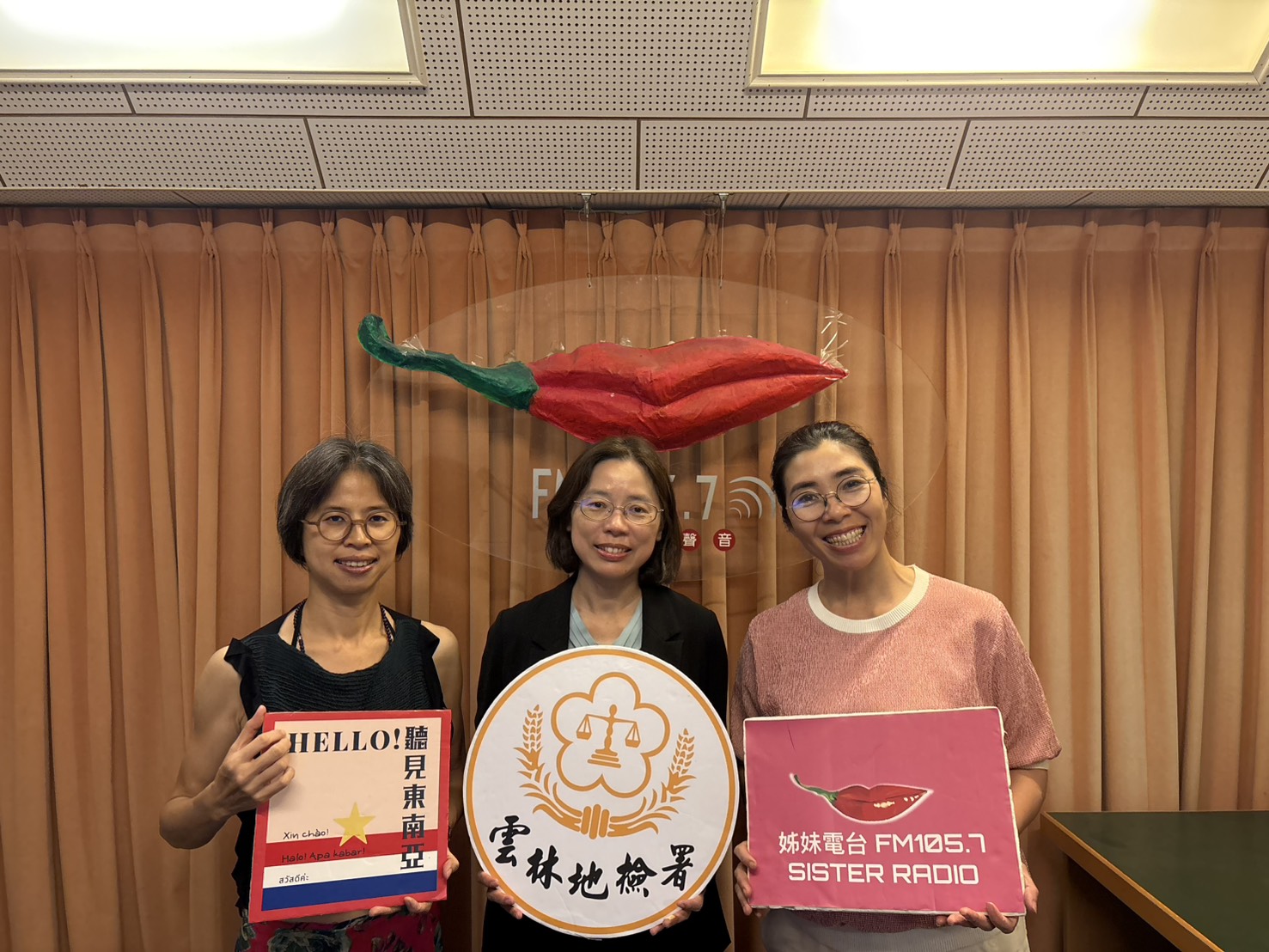 為雲林地檢林秀敏檢察長(中)與《哈囉！聽見東南亞》主持人梁瓊丹(左)、越南籍主持人陽氏萃恒（Sami）(右)合影