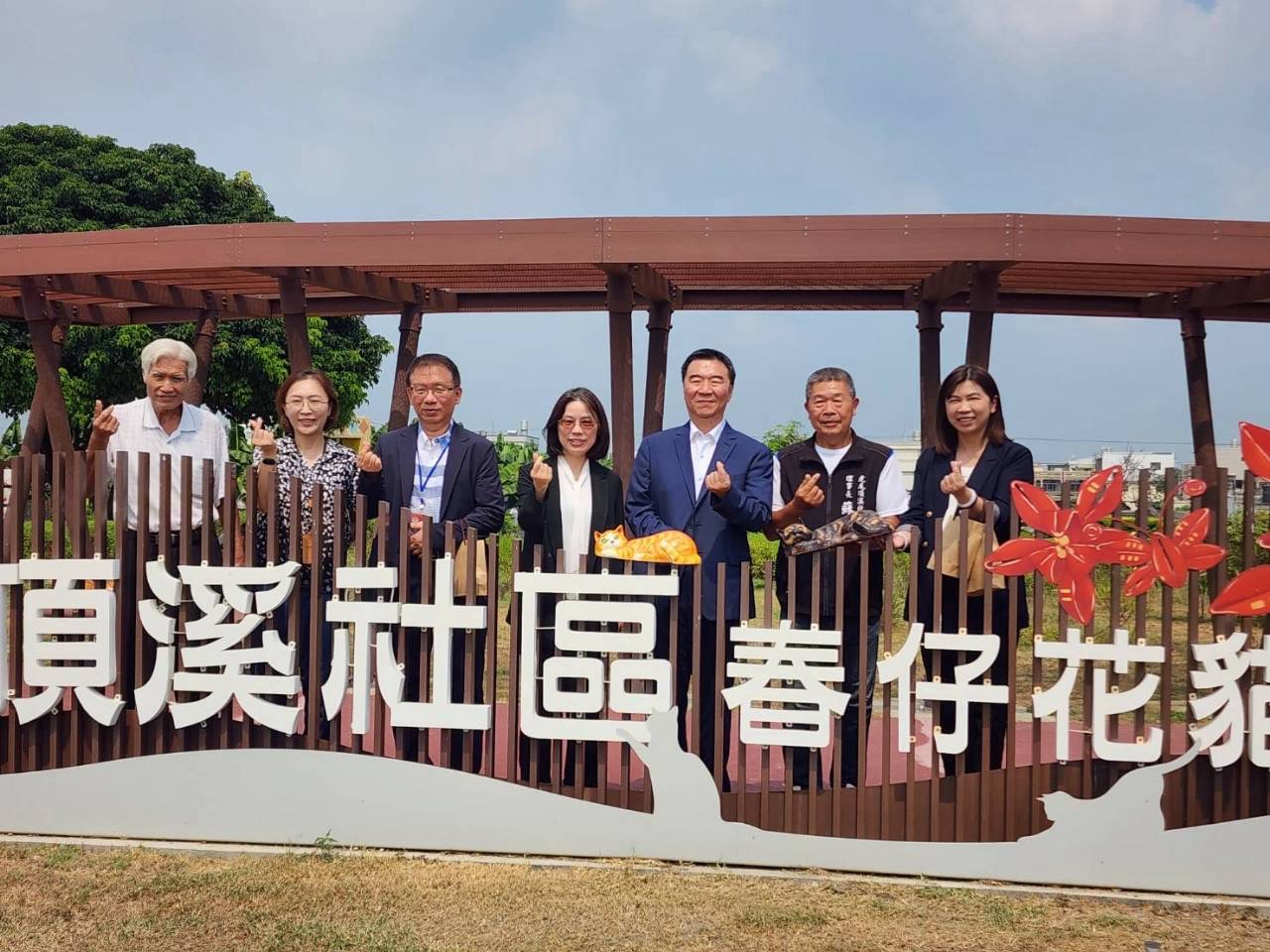 洪信旭司長(右3)與歐惠婷視察(右1)在雲檢檢察長林秀敏(右4)、主任觀護人鄭書琴(左2)及臺灣犯罪被害人保護協會雲林分會許倍豐主任委員(左3)陪同下，走訪社會勞動執行機構「雲林縣虎尾鎮頂溪社區發展協會」。